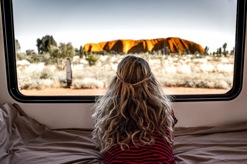 Britz Motorhome mit Blick auf den Uluru