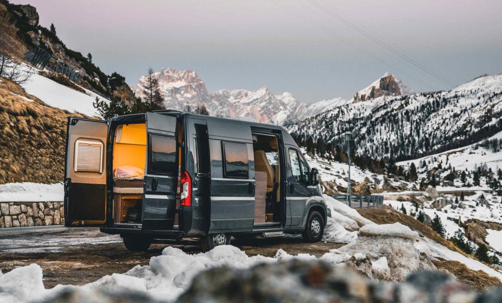 Indie Campers Nomad auf einer schneebedeckten Straße in den Bergen