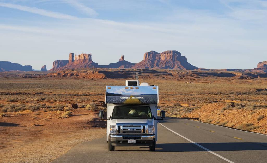 Cruise America Motorhome auf einem Highway in der Wüste