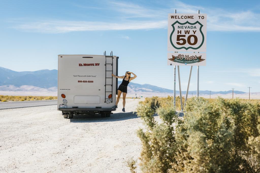 El Monte RV Wohnmobil, parkend auf dem Highway 50 in Nevada