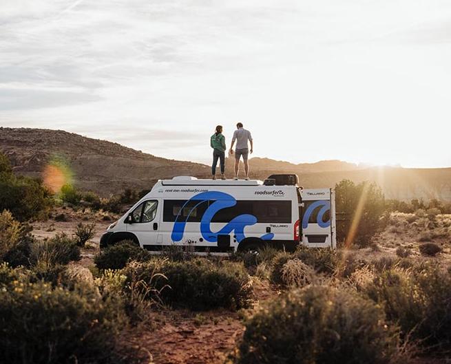 roadsurfer Campervan in einer Wüste in den USA