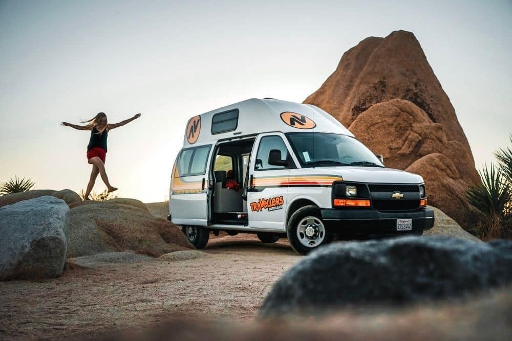 Travellers Autobarn Hochdach Camper in der Wüste der USA