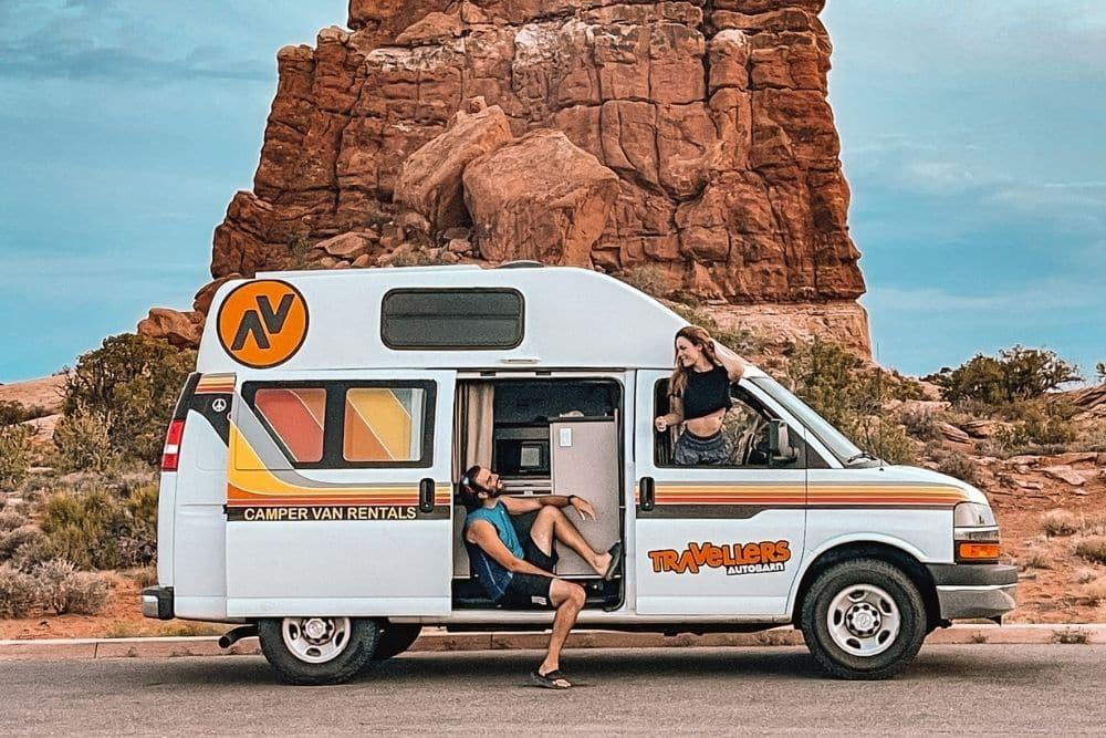 Travellers Autobarn Camper, parkend an einem roten Felsen in den USA