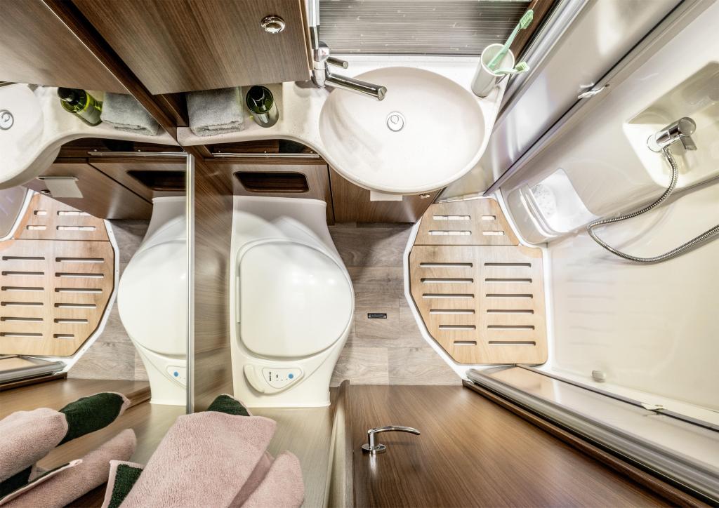 Badezimmer in einem teilintegrierten Wohnmobil