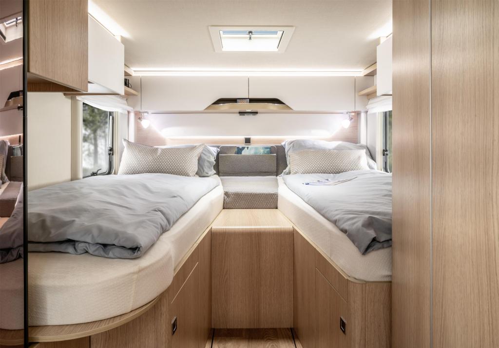 Betten in einem teilintegrierten Wohnmobil