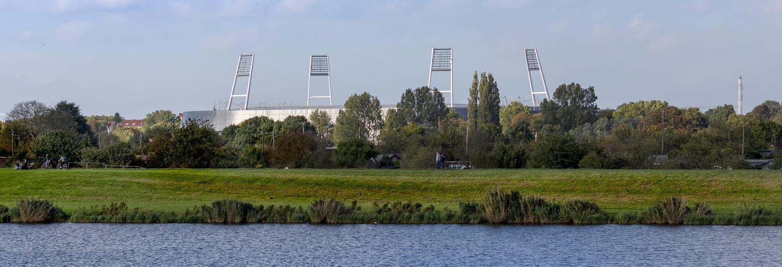 Blick vom Werdersee auf das Weserstadion Bremen