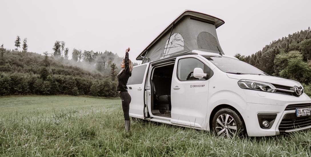 Crossrent Camper auf einer Wiese
