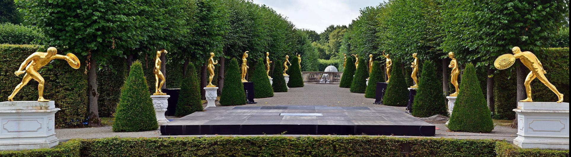 Hannover, Parkanlage mit goldenen Statuen