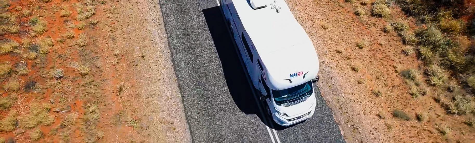 Let's Go Motorhome auf einer Straße im australischen Outback