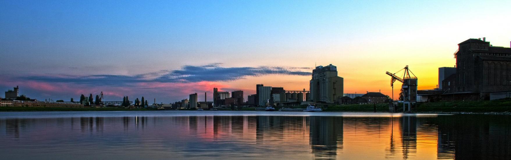 Mannheim, Deutschland, Rhein in der Abenddämmerung