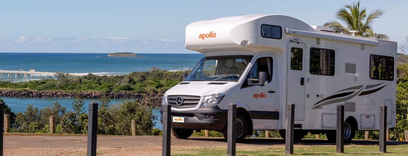 Apollo Motorhome auf einer Küstenstraße in Australien