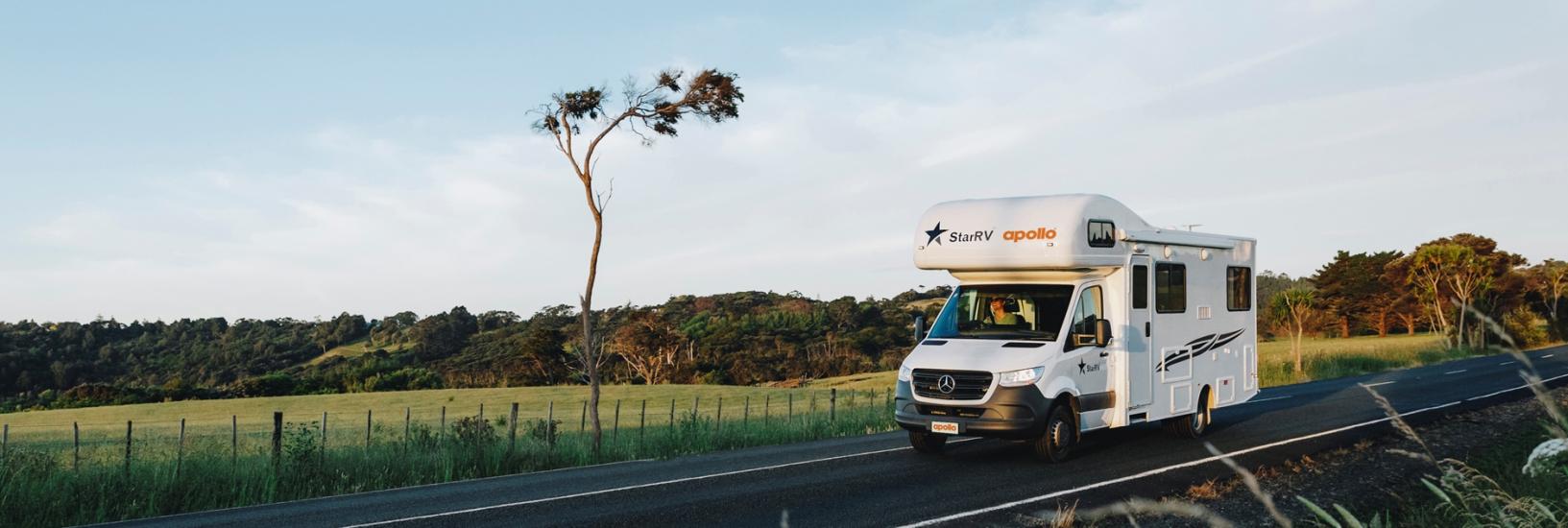 Apollo Motorhome auf einer Straße in Neuseeland