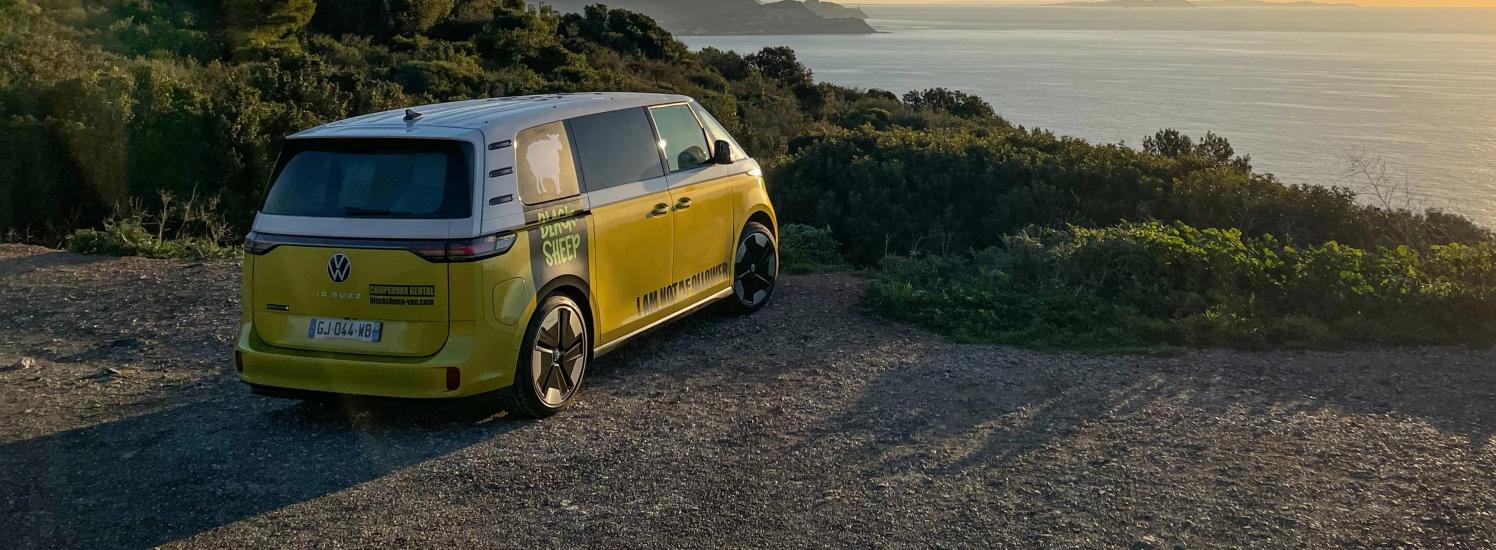 Blacksheep Van Camper, ID Buzz, parkend am Meer