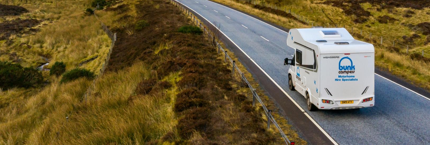 Bunk Grande Wohnmobil auf einer Straße in Irland