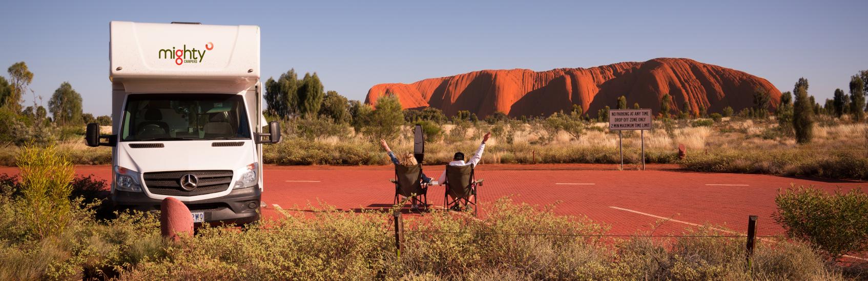 Mighty Camper parkend am Uluru in Australien