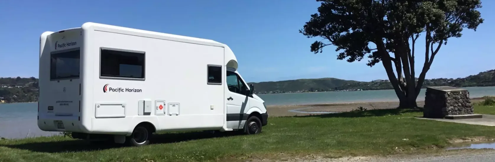 Pacific Horizon Wohnmobil, parkend an einem See in Neuseeland