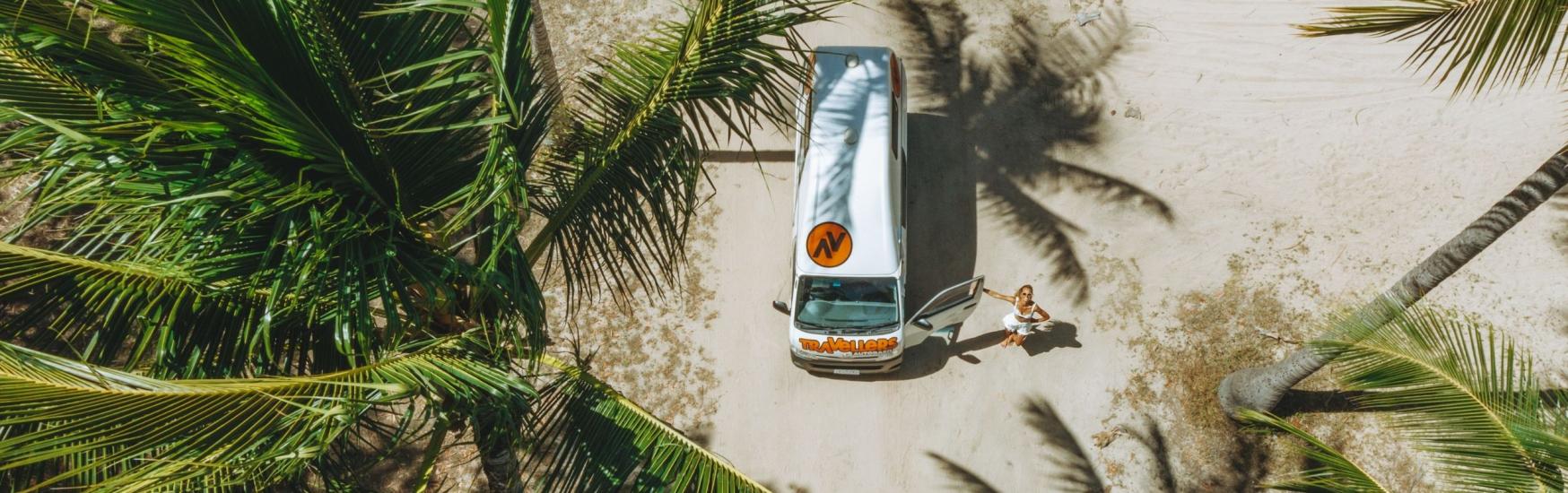 Travellers Autobarn Campervan am Strand zwischen Palmen