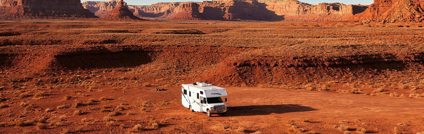 Cruise America Wohnmobil in einer Wüste mit rotem Sand