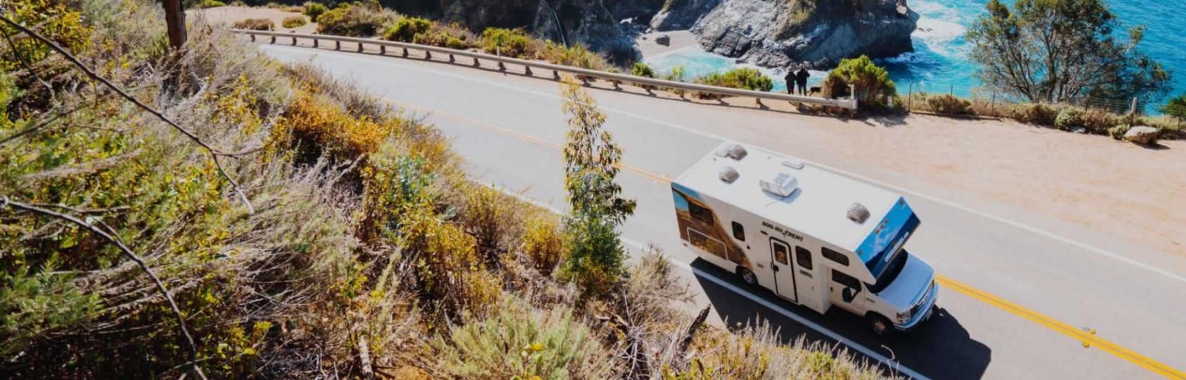 Cruise Canada Wohnmobil auf einer Küstenstraße