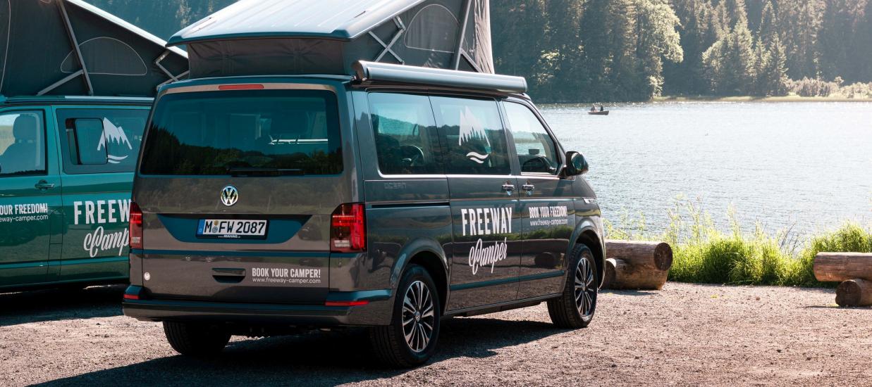 FreewayCamper parkend am See