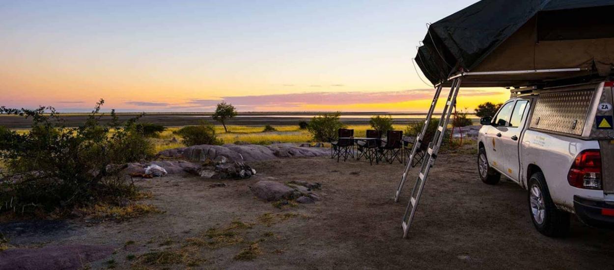 Bushlore Allrad-Camper parkend mit geöffnetem Dachzelt